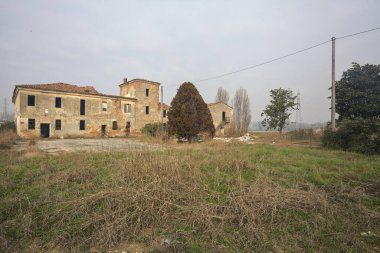 Bir kır evinin ön bahçesi ve giriş yolu.