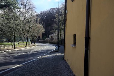 Bir tepenin yanındaki kasabada bir sokak.