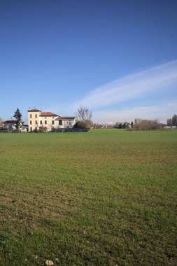 bir alandaki kır evi