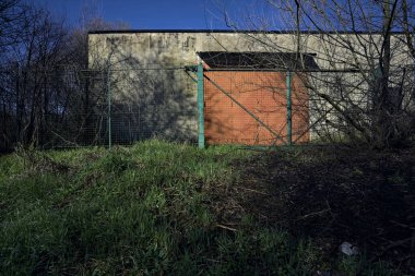 Kapalı bir kapının arkasındaki depo.