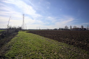 Topraklanmış bir tarlanın ve siperin yanında otlak yolu.