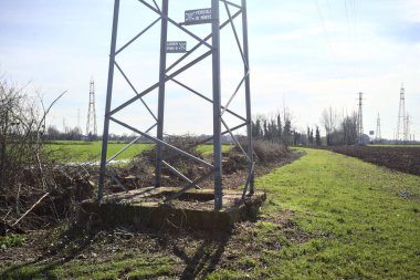 Topraklanmış bir tarlanın ve siperin yanında otlak yolu.