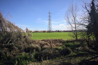 Sütunları ve kablosu olan alan