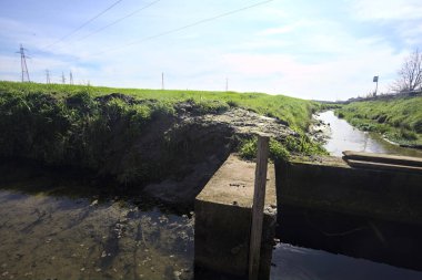 Güneşli bir günde tarlalarla çevrili siper