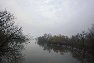 Nehir kışın parkta