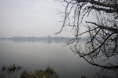 Sisli bir günde bir gölün kıyısında