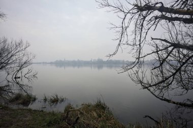 Sisli bir günde bir gölün kıyısında