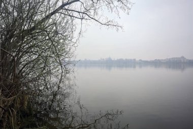 Sisli bir günde bir gölün kıyısında