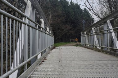 Nehir kıyısındaki bir parkta köprü