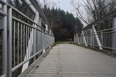 Nehir kıyısındaki bir parkta köprü