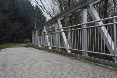 Nehir kıyısındaki bir parkta köprü