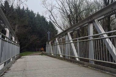 Nehir kıyısındaki bir parkta köprü