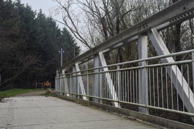 Nehir kıyısındaki bir parkta köprü