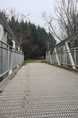 Nehir kıyısındaki bir parkta köprü