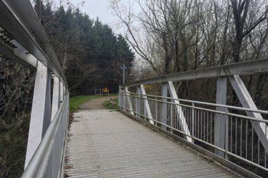 Nehir kıyısındaki bir parkta köprü