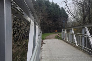 Nehir kıyısındaki bir parkta köprü