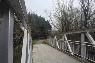 Nehir kıyısındaki bir parkta köprü