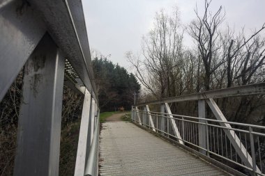 Nehir kıyısındaki bir parkta köprü
