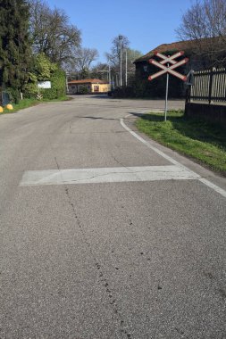 Bir kasabada demiryolu geçidi