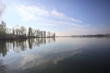 Gün batımında bir parkta nehir