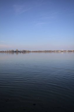 Gün batımında bir parkta nehir