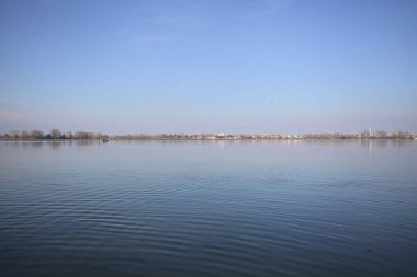 Gün batımında bir parkta nehir