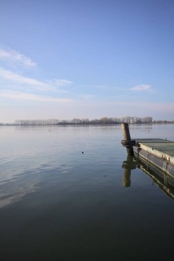 Gün batımında bir nehirde rıhtım