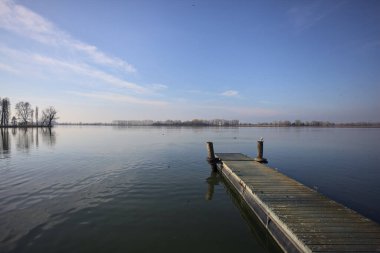 Gün batımında bir nehirde rıhtım