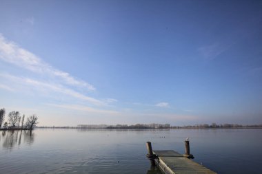 Gün batımında bir nehirde rıhtım