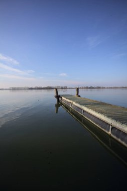 Gün batımında bir nehirde rıhtım