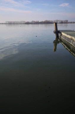 Gün batımında bir nehirde rıhtım