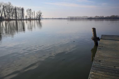 Gün batımında bir nehirde rıhtım