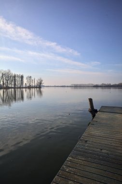 Gün batımında bir nehirde rıhtım