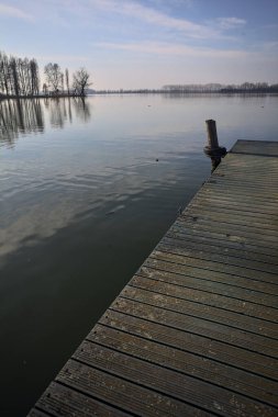 Gün batımında bir nehirde rıhtım