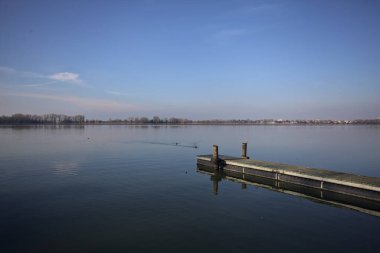Gün batımında bir nehirde rıhtım