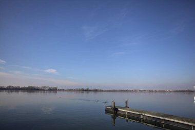Gün batımında bir nehirde rıhtım