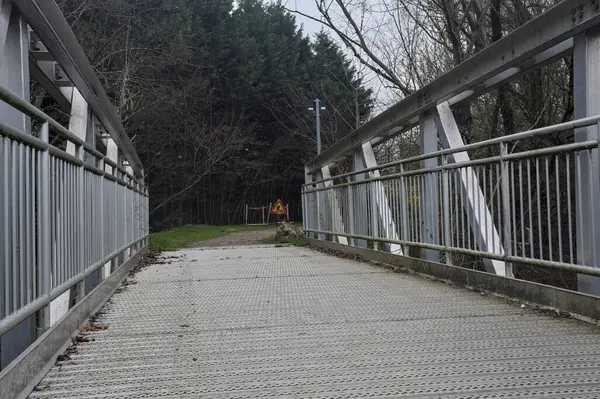 Nehir kıyısındaki bir parkta köprü