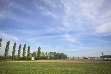 İtalya kırsalında bir parkın önündeki tarla