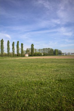 İtalya kırsalında bir parkın önündeki tarla