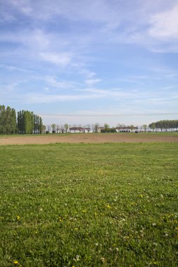 İtalya kırsalında bir parkın önündeki tarla