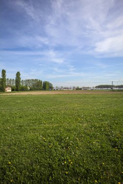 İtalya kırsalında bir parkın önündeki tarla