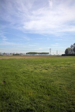 İtalya kırsalında bir parkın önündeki tarla