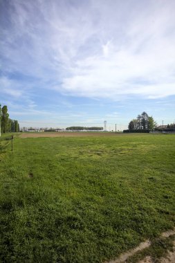 İtalya kırsalında bir parkın önündeki tarla