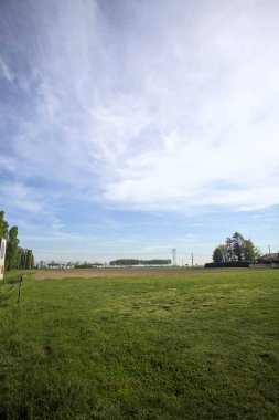 İtalya kırsalında bir parkın önündeki tarla