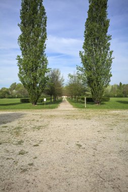 Güneşli bir günde parkta çakıl taşı meydanı