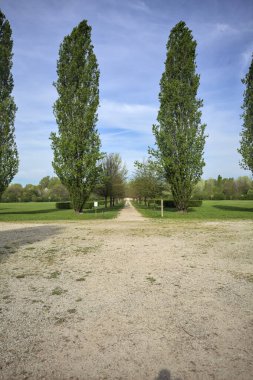 Güneşli bir günde parkta çakıl taşı meydanı