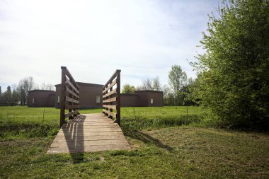 Hendeğin üzerindeki küçük tahta köprü.