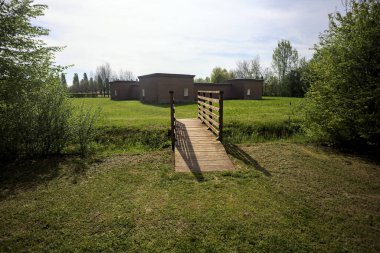 Hendeğin üzerindeki küçük tahta köprü.