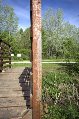 Hendeğin üzerindeki küçük tahta köprü.