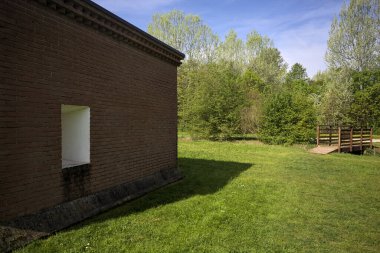 Parktaki siperlerle çevrili bir yol